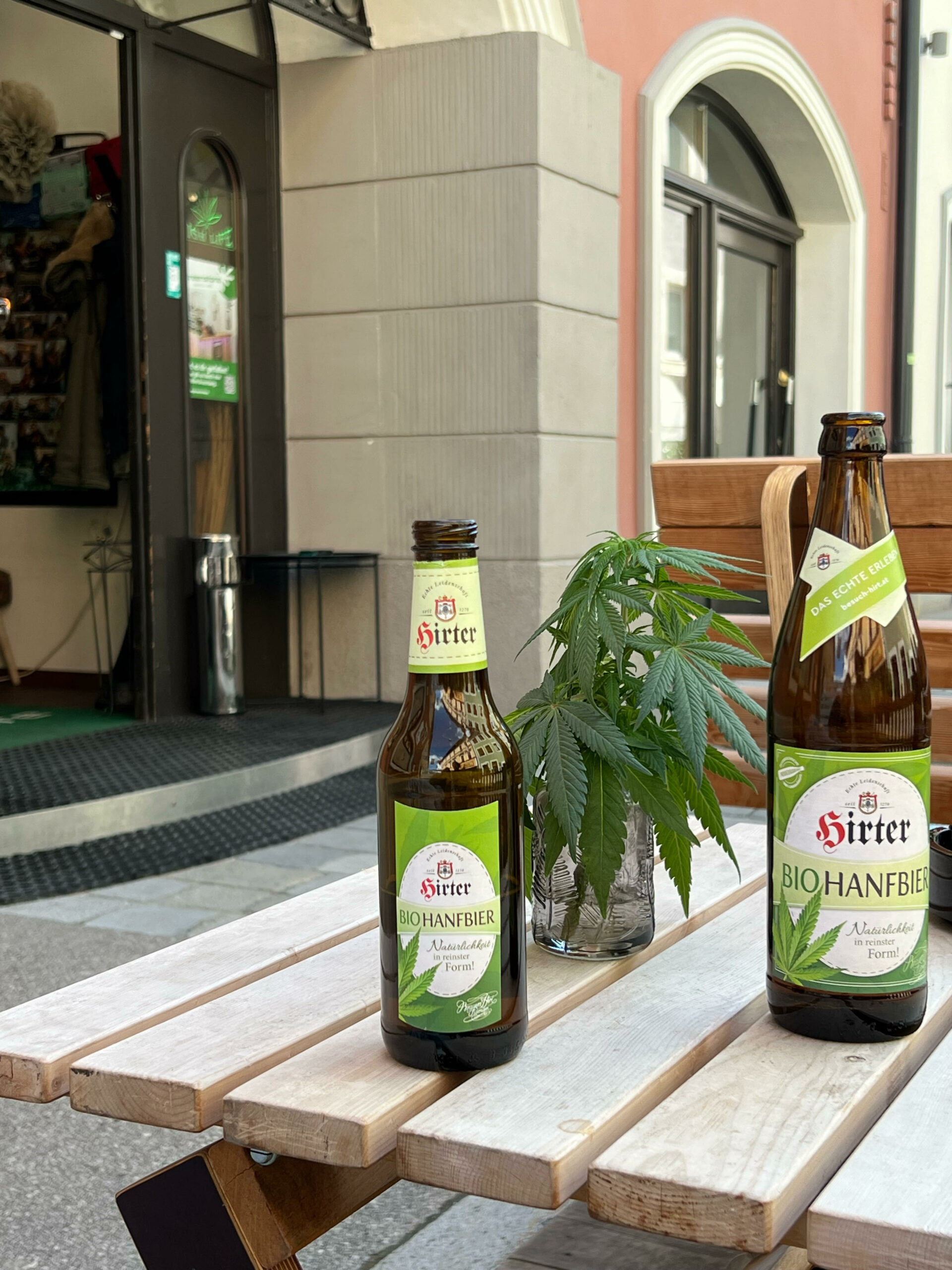 Greenstore Lienz-Bio-Hirter-Hanf-Bier im Gastgarten bzw. auf der Terasse
