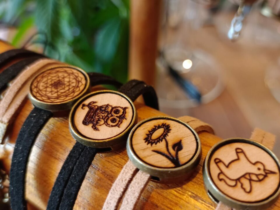 Leder Armband mit Symbol aus gelasertem Holz in Metallfassung